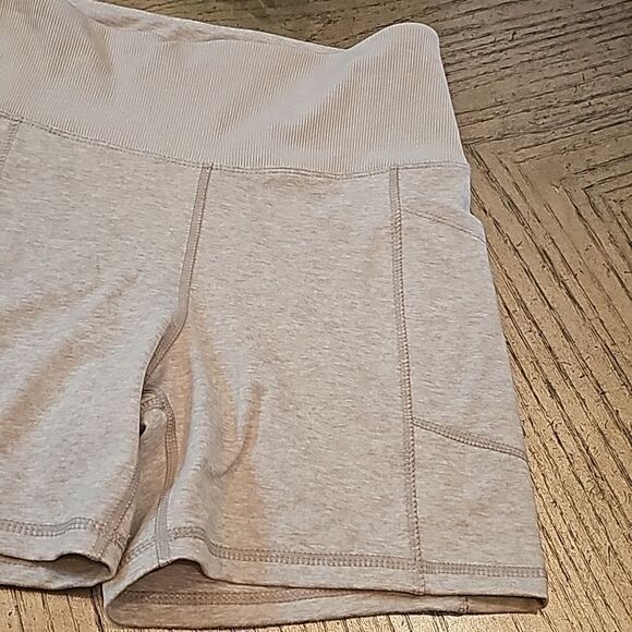High rise  workout shorts size S with extendable pockets NWOT never worn - Picture 4 of 8